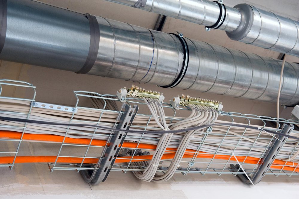 Kabeltrasse mit strukturierter Verkabelung und Anschlussklemmen unter der Decke