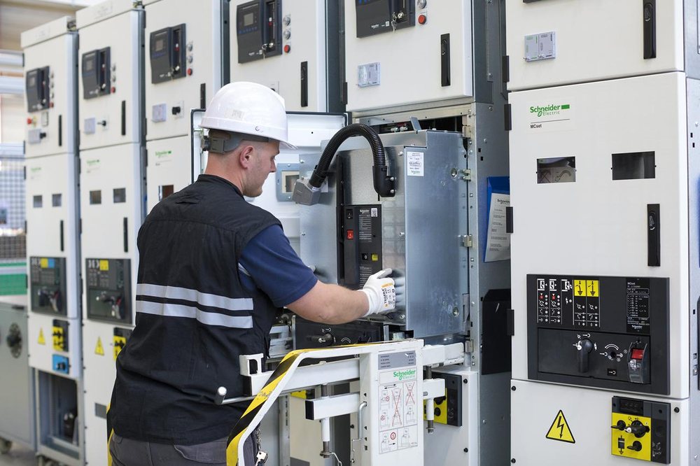 Techniker arbeitet an einer Mittelspannungsschaltanlage